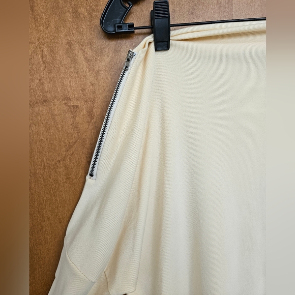 Off-The-Shoulder Zip Top - Picture 4 of 16